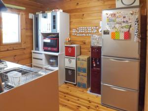 今归仁村Holiday Home Fu的厨房配有冰箱和一些盒子