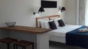 卡沃斯托尼的旅馆的一间卧室配有一张床和一张桌子,享有床边景观