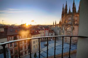 布尔戈斯BELLA VISTA Catedral-Apartamentos Burgos Catedral的从带教堂的城市阳台欣赏到美景