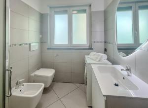 萨沃纳Nuovo bilocale nel porto antico的白色的浴室设有水槽和卫生间。