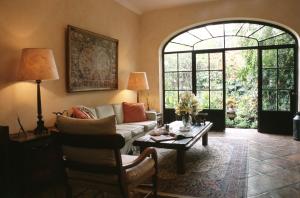 瓜达拉哈拉甘兹别墅精品酒店 的客厅配有沙发和桌子