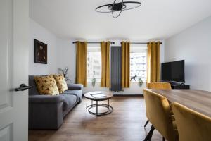 爱丁堡Holyrood New Apartment的客厅配有沙发和桌子