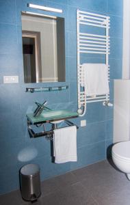波兹南WILla Medica的蓝色的浴室设有水槽和卫生间