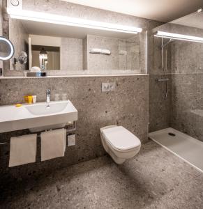 迭戈姆布鲁塞尔机场假日酒店的浴室配有卫生间、盥洗盆和淋浴。