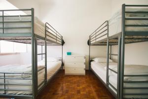 波尔蒂芒PTM DownTown Hostel&Suites的一间带两张双层床和梳妆台的卧室