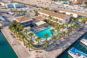 雷夫卡达镇拉诺斯酒店的享有度假村的空中景致,设有游泳池和棕榈树