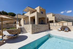特里欧皮特拉Villa Mariva , south Crete , Triopetra的一座带游泳池和房子的别墅