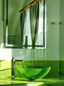 斯姆尔克山麓新城Dům a chatka pod Smrkem的浴室里一个放在水槽上的绿色碗