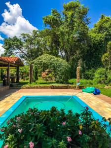 伊图CHÁCARA GODOI - Meu Paraíso的花园内的游泳池,带水管