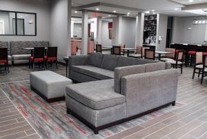俄克拉何马城Hawthorn Extended Stay by Wyndham Oklahoma City Airport的大堂配有沙发、椅子和桌子