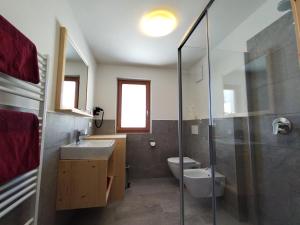 布列瑟农Zimmererhof的浴室配有卫生间、盥洗盆和淋浴。