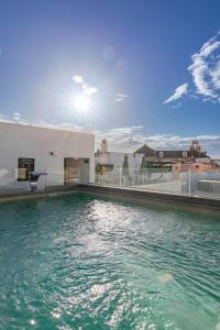 塞维利亚Holiday Rentals Los Salados的建筑物屋顶上的游泳池