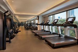 上海上海半岛酒店的窗户健身房里的一排跑步机