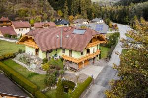 AtzensbergLandhaus Brugg的屋顶房屋的顶部景色