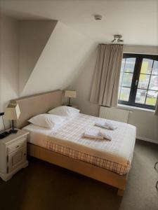 Asse拉查米耶尔酒店的一间卧室配有一张床,上面有两条毛巾
