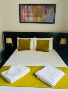 伦敦布卢姆斯伯里皇宫酒店的床上有两条毛巾