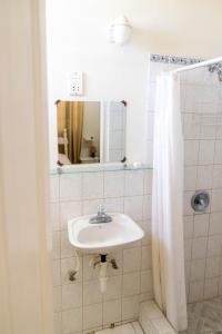 罗索St. James Guesthouse的白色的浴室设有水槽和镜子