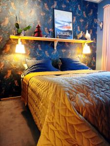 BorgafjällBoka Borgafjäll的一间卧室配有一张大床,配有色彩缤纷的壁纸