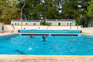 滨海阿热莱斯Camping maeva Club Le Lagon d'Argelès的一群人在游泳池玩耍