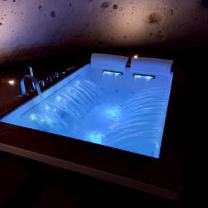 马泰拉L'Artiere Dimore nei Sassi的装满蓝色水面的浴缸