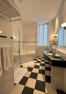 米雷普瓦Chambres d'hôtes Relais Mira Peis的浴室铺有黑白格子地板。