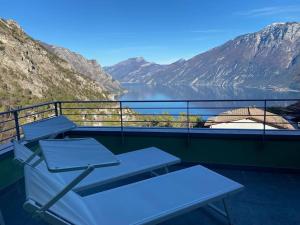 特雷莫西内Un balcone sul Garda New house with panoramic views over Lake Garda的享有湖泊和山脉美景的阳台。