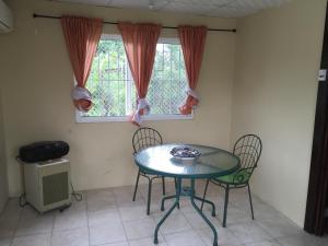 钱吉诺拉Apartamento Cacao Changuinola的窗户客房内的桌椅