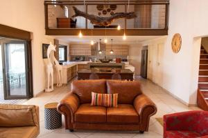 侯斯普瑞特Wildheart Safari - MAIN的带沙发的客厅和厨房