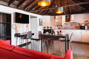埃尔帕索Hacienda FELIX的厨房以及带桌椅的用餐室。