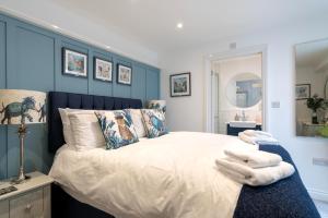 切尔滕纳姆Stunning 2 Bed in the Heart of Cheltenham!的一间卧室配有带毛巾的床