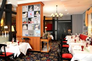 伦韦格地区诺伊豪斯斯福霍夫精品酒店的用餐室配有白色的桌子和红色的椅子