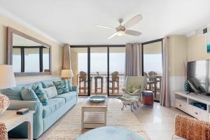 富丽海滩115 Charleston Oceanfront Villas Beach Daze的客厅配有蓝色的沙发和电视