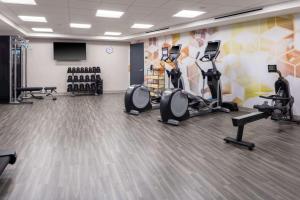 夏洛特Hyatt Place Charlotte University的健身房设有跑步机和有氧运动器材