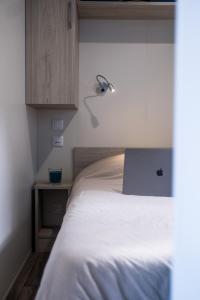 Mobil Home XXL 4 chambres - Camping Le Domaine d'Oléron客房内的一张或多张床位