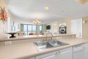 富丽海滩301 Charleston Oceanfront Villas的厨房配有水槽和台面