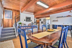 普雷斯科特Prescott Home with Deck and Grill Close to Hiking!的厨房以及带木桌和椅子的用餐室。
