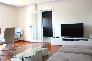 阿马多拉Damaia Apartment的带沙发和电视的客厅