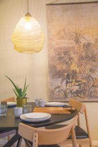 佐特兰德Plein 40 - Lodges的餐桌、椅子和吊灯