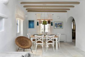 帕罗奇亚Orasea Villa with private pool的一间带桌椅的用餐室