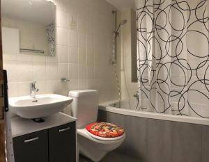 锡永The Rock House的浴室配有卫生间、盥洗盆和淋浴。