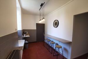 丰特奈·特雷西尼Domaine de la Ferme de Jean Grogne的浴室设有带凳子和水槽的酒吧