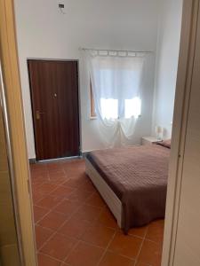 真扎诺-迪罗马Agriturismo Monte Due Torri的一间卧室设有一张床和一个窗口
