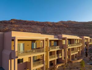 摩押The Moab Resort, WorldMark Associate的山前的一排公寓楼