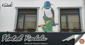拉塔昆加Hotel Rodelu的一座建筑,上面有鸟儿画