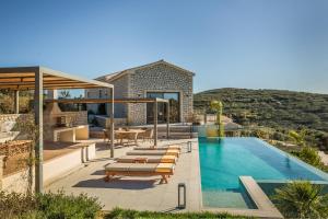 斯巴达Zeus Exclusive Villas的一座带游泳池和房子的别墅