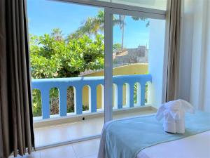 圣克鲁斯华特库鲁兹鲁纳别墅度假村的客房设有一张床和一个美景窗户。