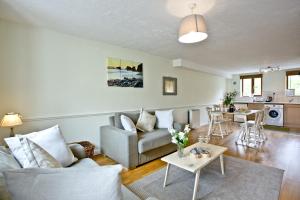 布德East Thorne - Cornwall的客厅配有沙发和桌子