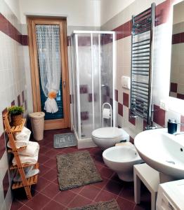 洛科罗通多Deluxe Alba的浴室配有卫生间、盥洗盆和淋浴。
