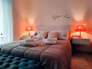 洛科罗通多Deluxe Alba的一间卧室配有一张大床和两盏灯