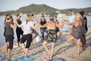 阿里克斯Kanela Studios的一群人在海滩上跳舞